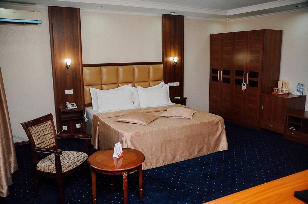 Dostyk Hotel Sjymkent Exteriör bild