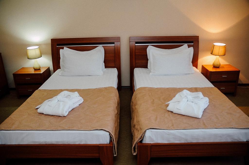 Dostyk Hotel Sjymkent Exteriör bild