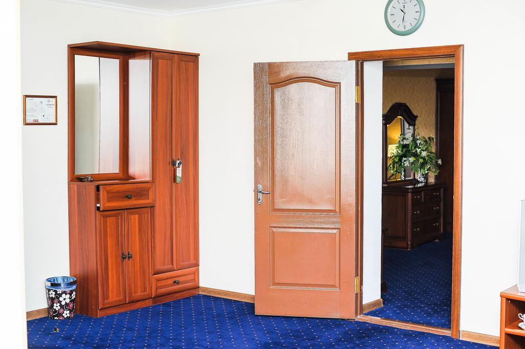 Dostyk Hotel Sjymkent Exteriör bild