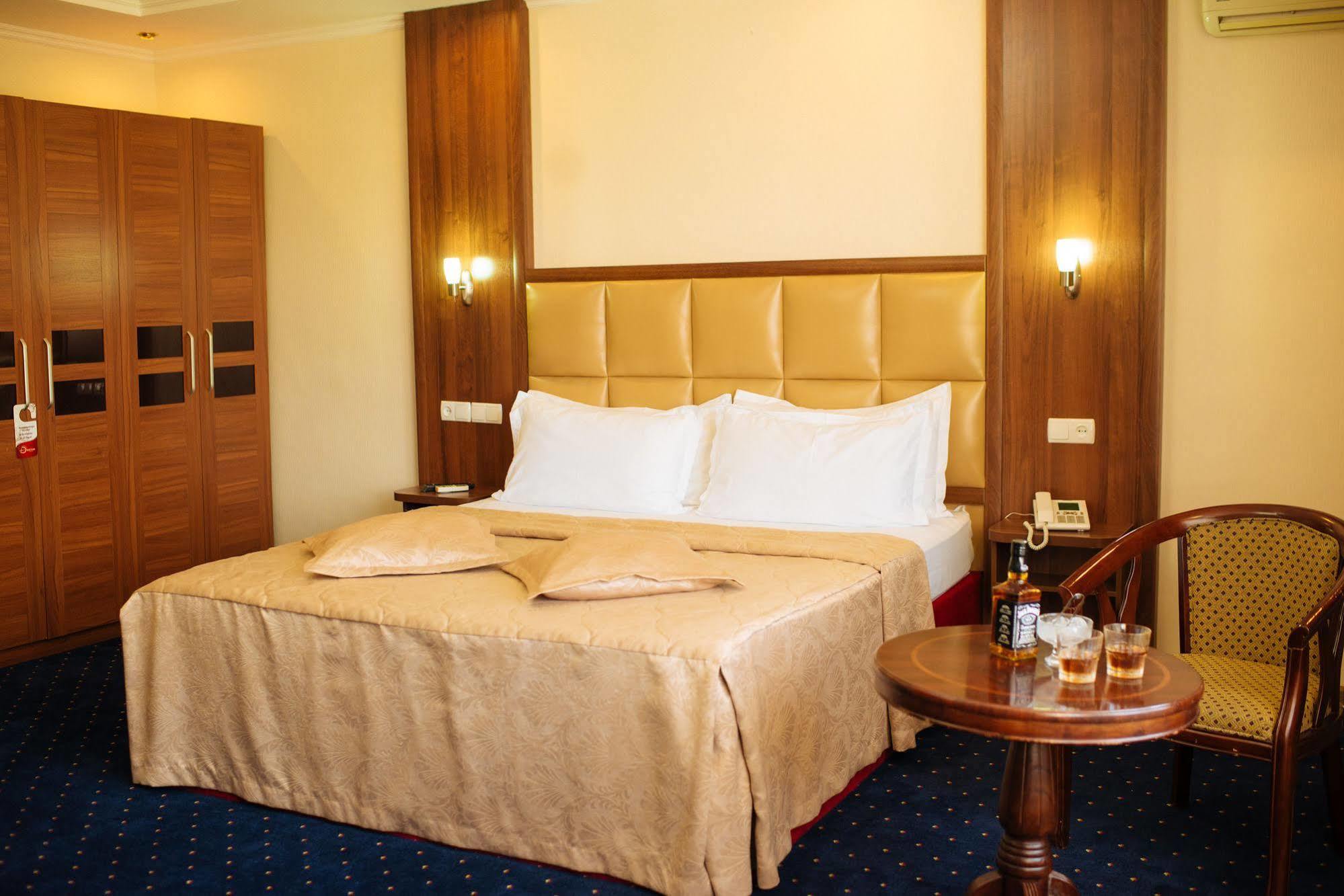 Dostyk Hotel Sjymkent Exteriör bild