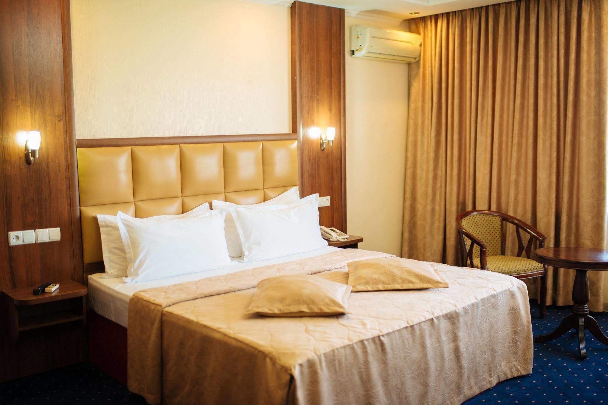 Dostyk Hotel Sjymkent Exteriör bild